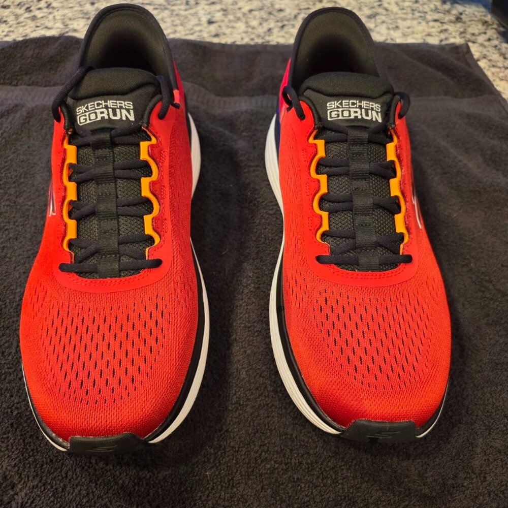 Skechers Max Cushioning Suspension - Linear Focus